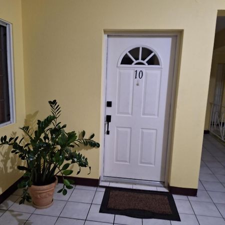 Chateau Central At Sunbury Apts Kingston Luaran gambar