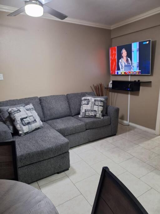 Chateau Central At Sunbury Apts Kingston Luaran gambar