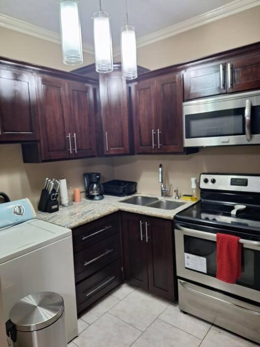 Chateau Central At Sunbury Apts Kingston Luaran gambar