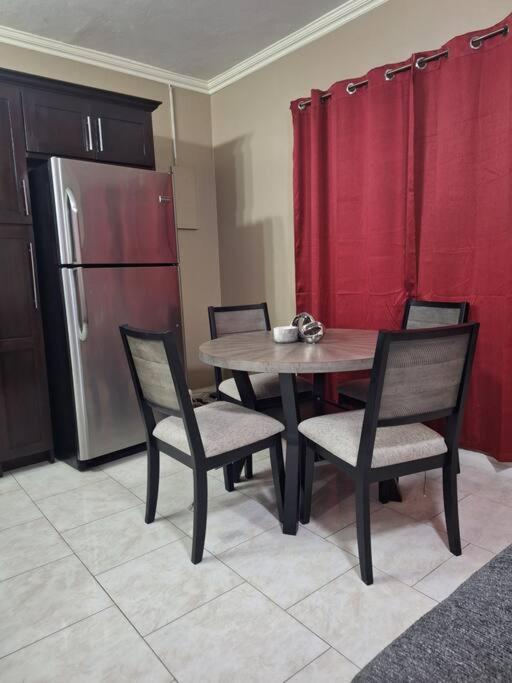 Chateau Central At Sunbury Apts Kingston Luaran gambar