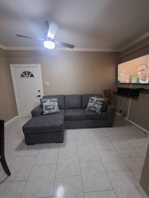 Chateau Central At Sunbury Apts Kingston Luaran gambar