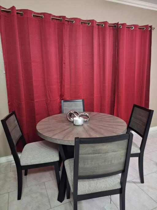 Chateau Central At Sunbury Apts Kingston Luaran gambar