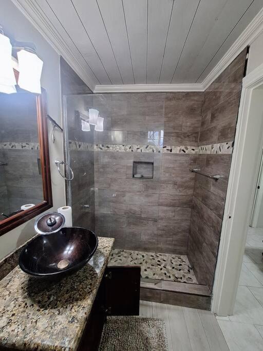 Chateau Central At Sunbury Apts Kingston Luaran gambar