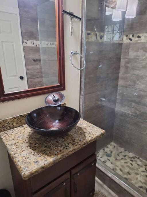 Chateau Central At Sunbury Apts Kingston Luaran gambar