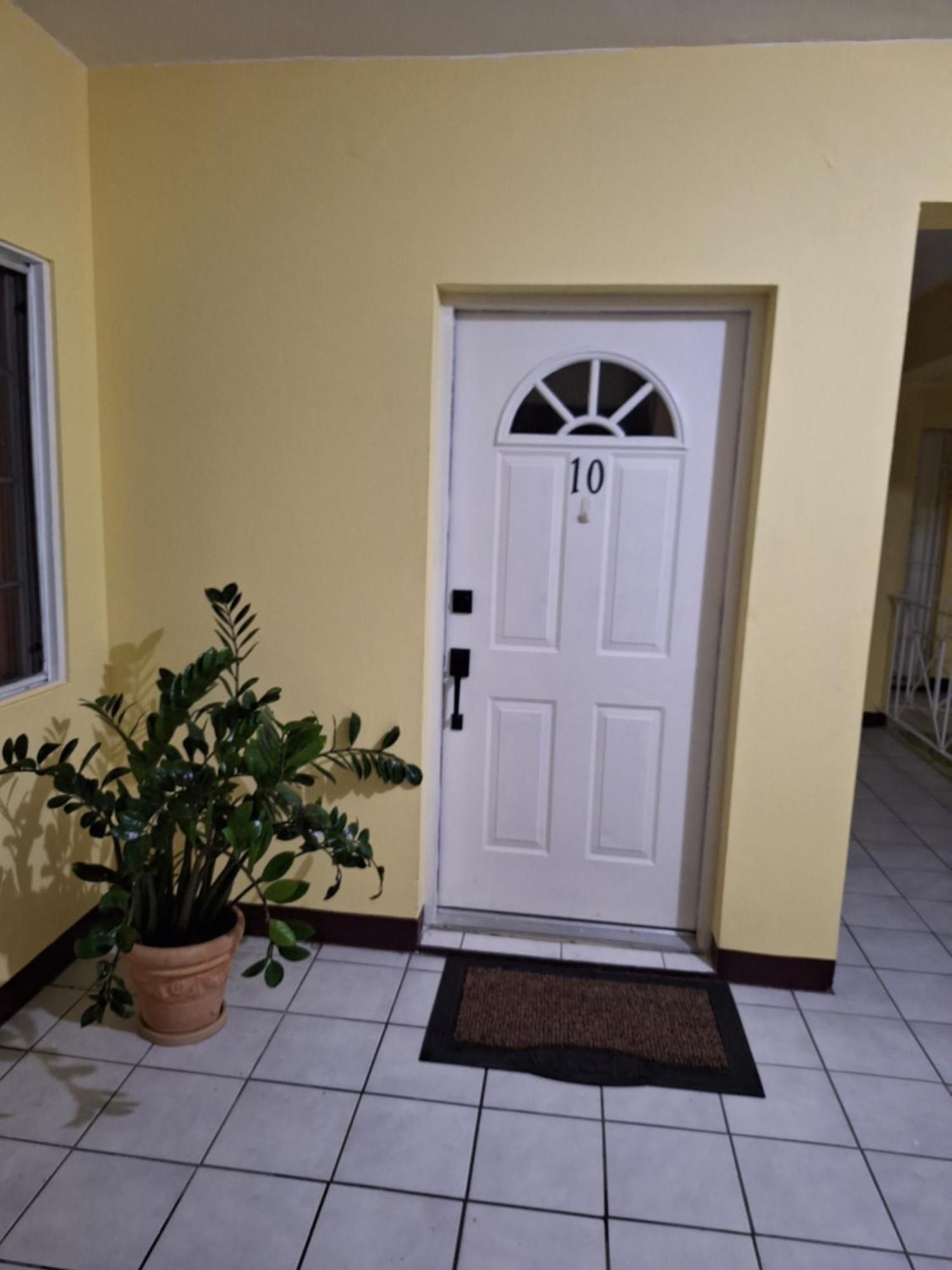 Chateau Central At Sunbury Apts Kingston Luaran gambar