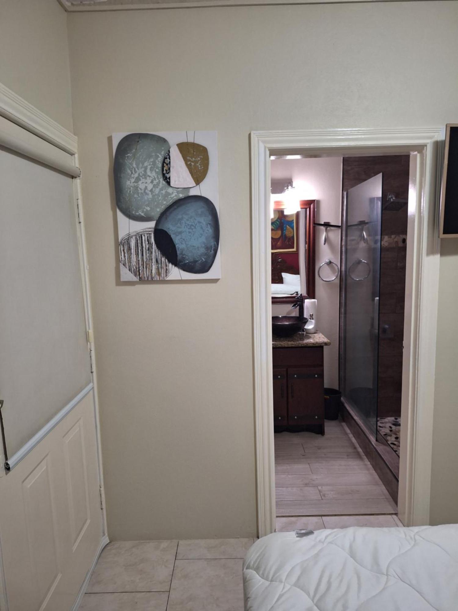 Chateau Central At Sunbury Apts Kingston Luaran gambar