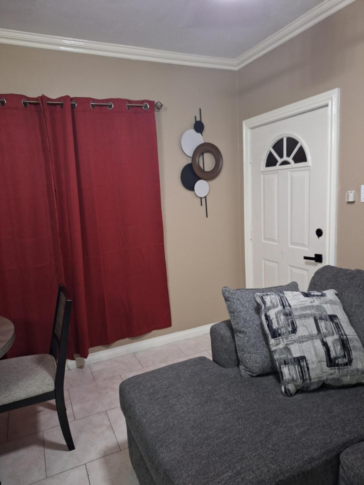 Chateau Central At Sunbury Apts Kingston Luaran gambar